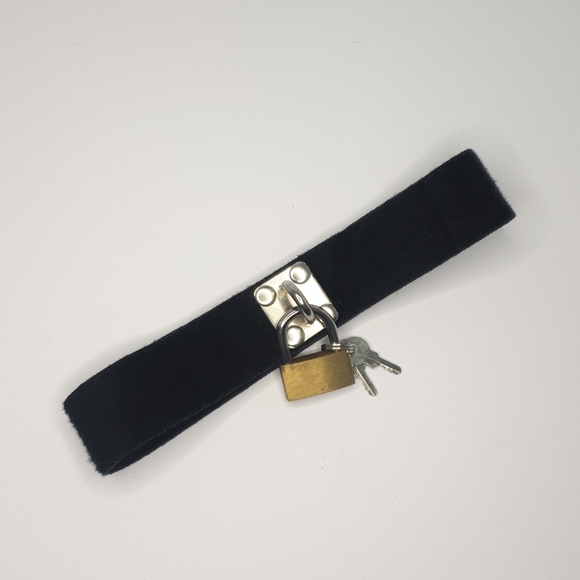 Jewelry - Black soft felt lock and key Velcro choker